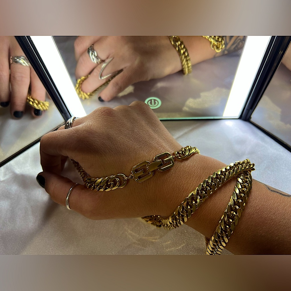 🔲 GIVENCHY 🔲 Vintage 24 “ Gold Tone Chain Link Necklace